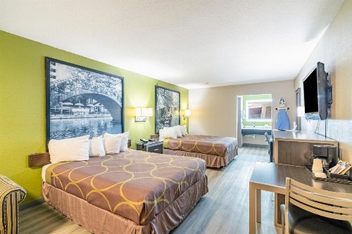 Super 8 by Wyndham San Antonio/Riverwalk Area - image 5