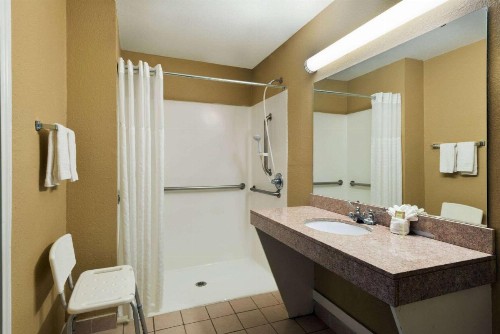 Super 8 by Wyndham San Antonio/Riverwalk Area - image 50