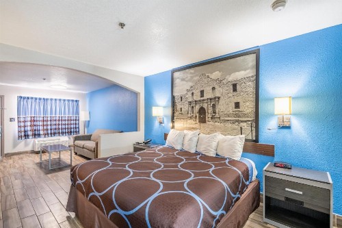 Super 8 by Wyndham San Antonio/Riverwalk Area - image 6