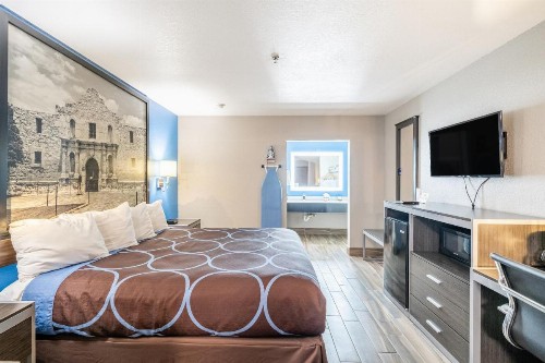 Super 8 by Wyndham San Antonio/Riverwalk Area - image 7