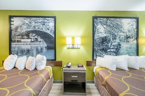 Super 8 by Wyndham San Antonio/Riverwalk Area - image 9