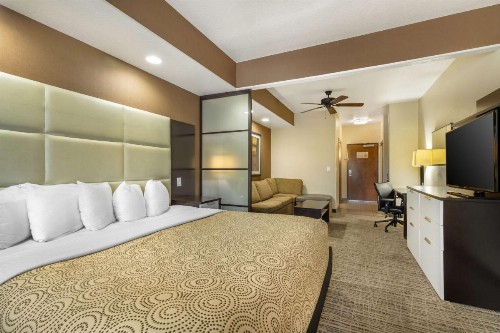 Best Western Plus Lackland Hotel and Suites. - image 14