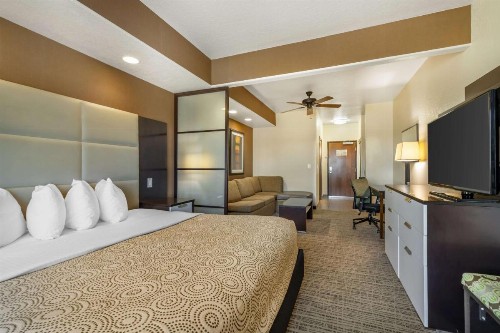Best Western Plus Lackland Hotel and Suites. - image 16