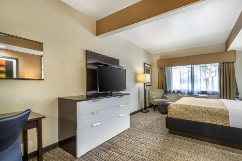 Best Western Plus Lackland Hotel and Suites. - image 22