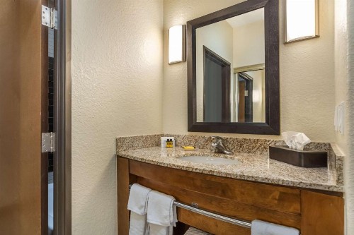Best Western Plus Lackland Hotel and Suites. - image 28