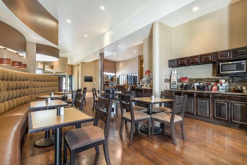 Best Western Plus Lackland Hotel and Suites. - image 4
