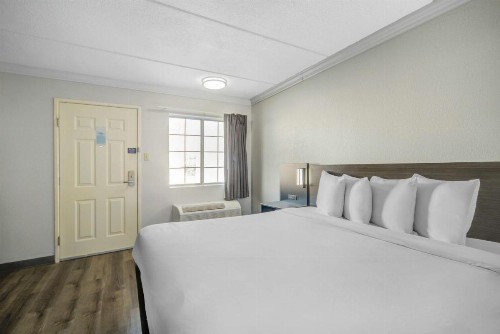 Red Roof Inn San Antonio I-35 North - image 7