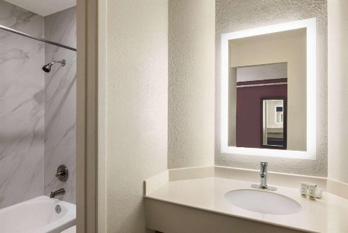 La Quinta Inn by Wyndham San Antonio Lackland - image 14