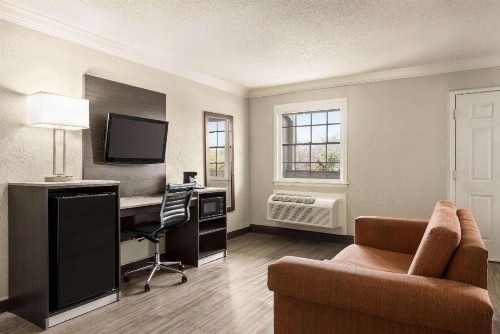 La Quinta Inn by Wyndham San Antonio Lackland - image 17