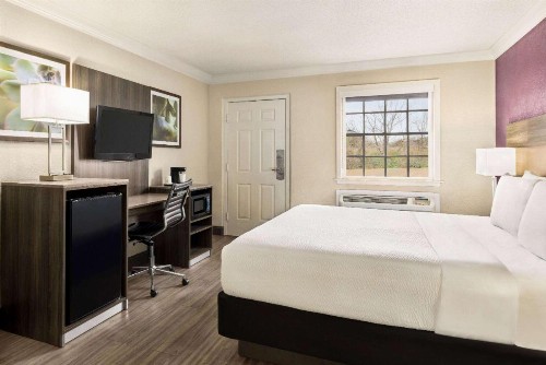 La Quinta Inn by Wyndham San Antonio Lackland - image 34