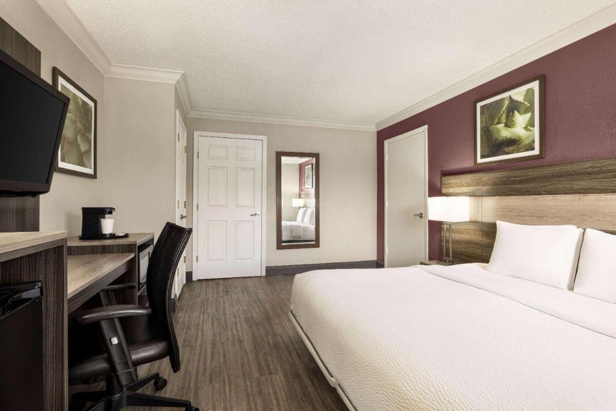 La Quinta Inn by Wyndham San Antonio Lackland - image 6