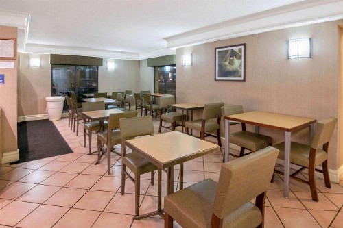 La Quinta Inn by Wyndham San Antonio Market Square - image 10