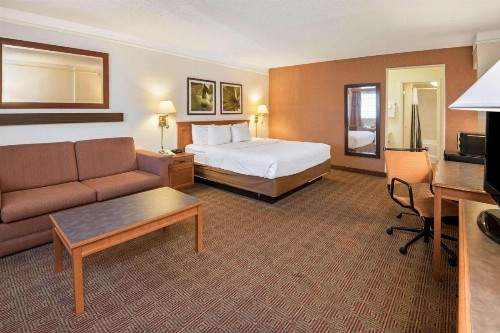 La Quinta Inn by Wyndham San Antonio Market Square - image 11
