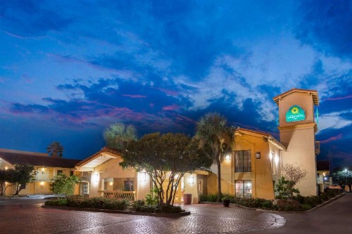 La Quinta Inn by Wyndham San Antonio Market Square - image 2