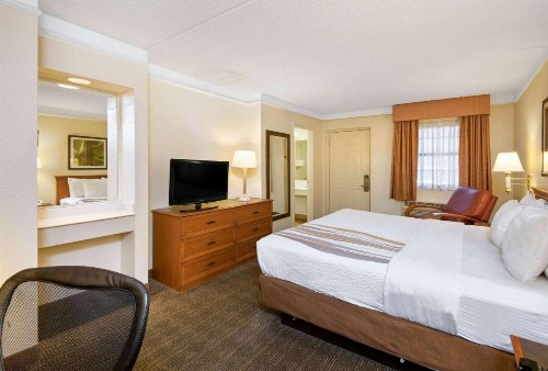 La Quinta Inn by Wyndham San Antonio Market Square - image 21
