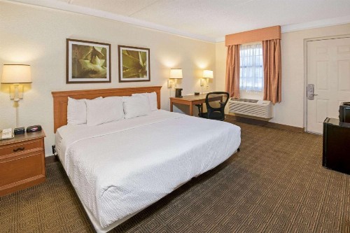 La Quinta Inn by Wyndham San Antonio Market Square - image 23