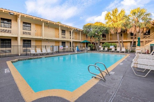 La Quinta Inn by Wyndham San Antonio Market Square - image 26