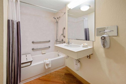 La Quinta Inn by Wyndham San Antonio Market Square - image 28