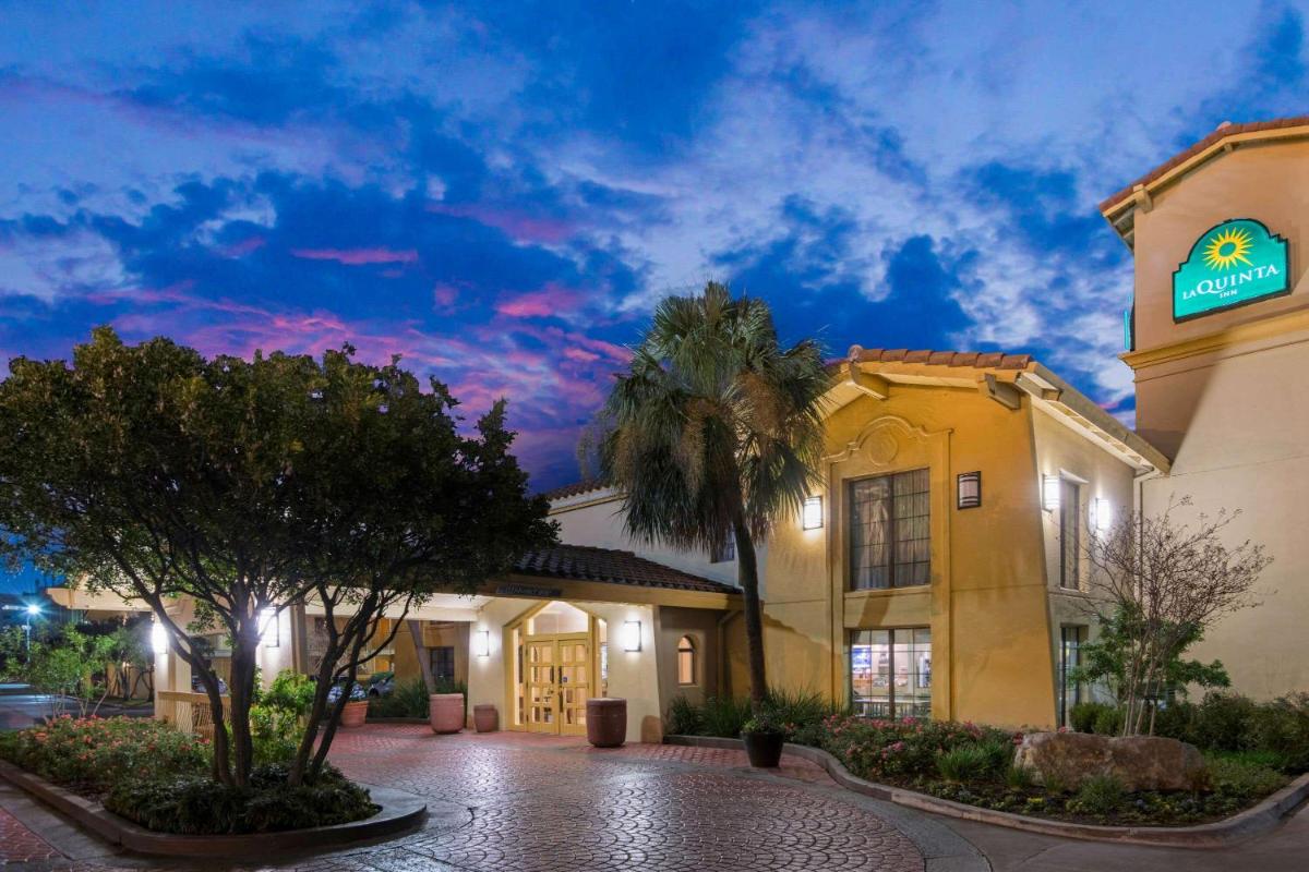 La Quinta Inn by Wyndham San Antonio Market Square - image 4