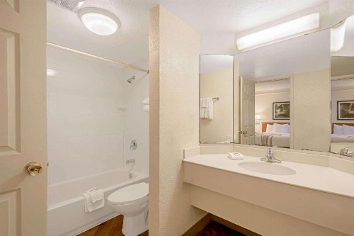 La Quinta Inn by Wyndham San Antonio Market Square - image 6