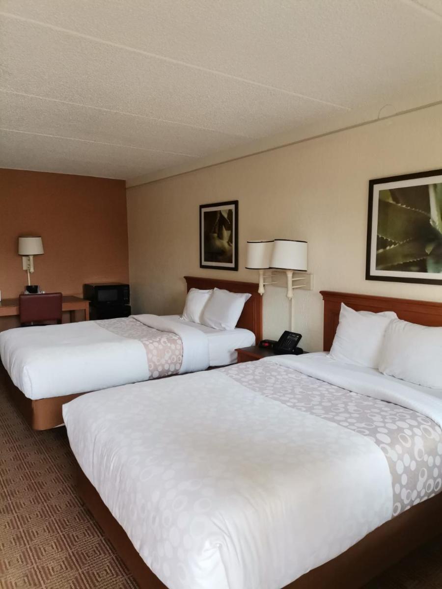 Super 8 by Wyndham San Antonio Near SeaWorld Ingram Park - image 4