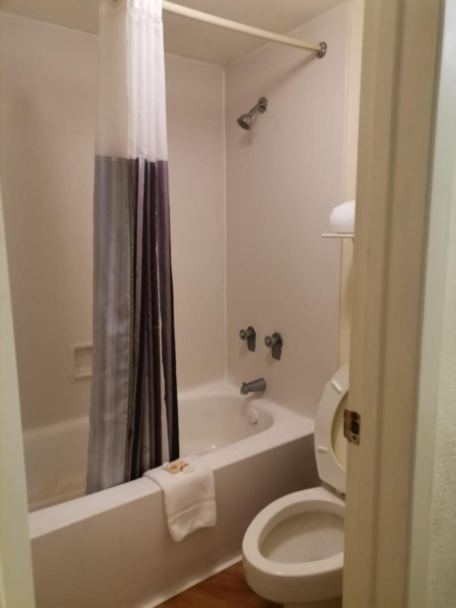 Super 8 by Wyndham San Antonio Near SeaWorld Ingram Park - image 6