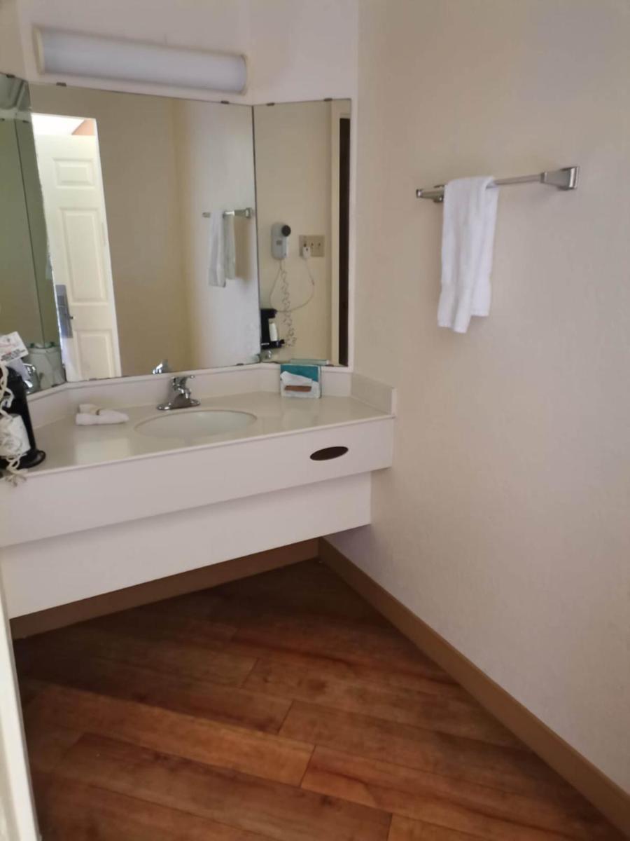 Super 8 by Wyndham San Antonio Near SeaWorld Ingram Park - image 2
