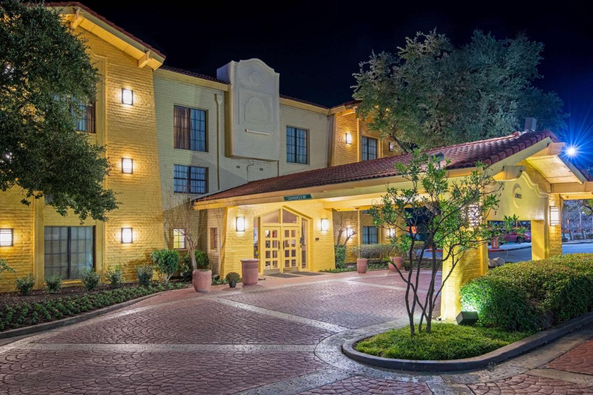 La Quinta Inn by Wyndham San Antonio I-35 N at Toepperwein - main image
