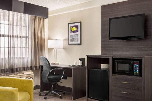 La Quinta Inn by Wyndham San Antonio I-35 N at Toepperwein - image 11