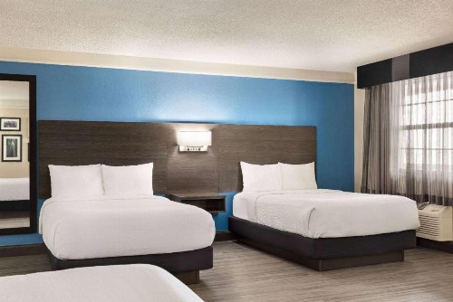 La Quinta Inn by Wyndham San Antonio I-35 N at Toepperwein - image 12