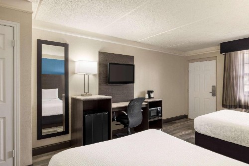 La Quinta Inn by Wyndham San Antonio I-35 N at Toepperwein - image 18