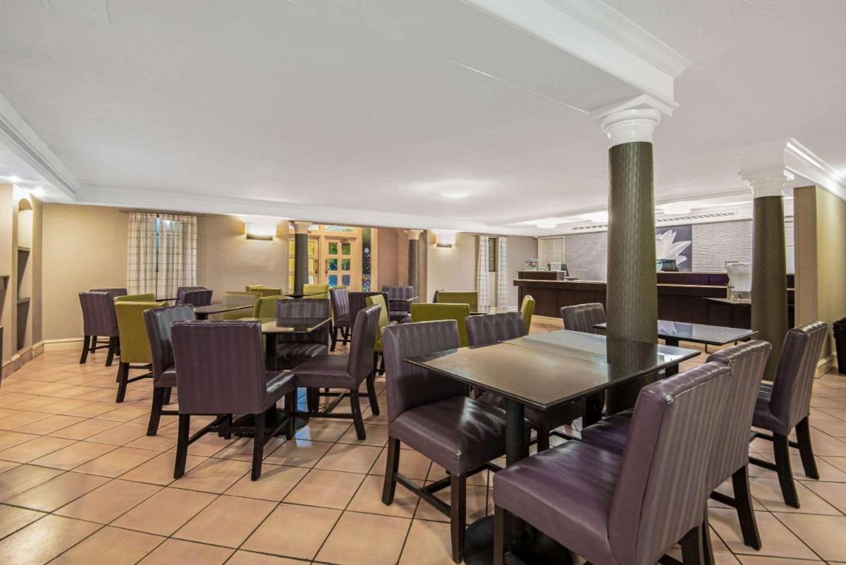 La Quinta Inn by Wyndham San Antonio I-35 N at Toepperwein - image 2