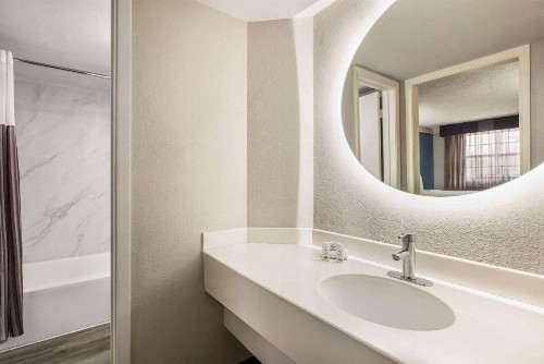 La Quinta Inn by Wyndham San Antonio I-35 N at Toepperwein - image 21