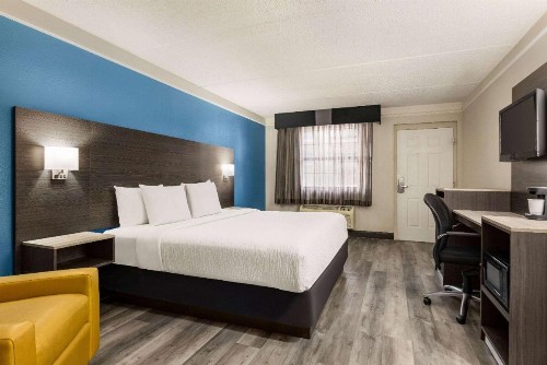 La Quinta Inn by Wyndham San Antonio I-35 N at Toepperwein - image 22