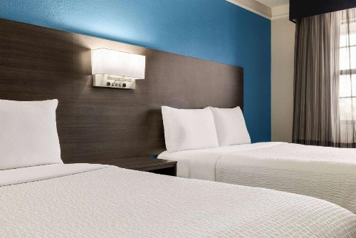 La Quinta Inn by Wyndham San Antonio I-35 N at Toepperwein - image 23