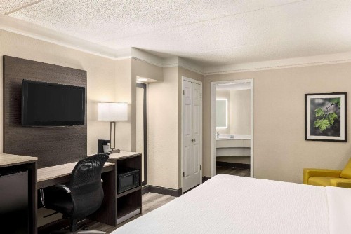 La Quinta Inn by Wyndham San Antonio I-35 N at Toepperwein - image 24