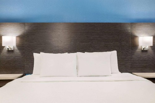 La Quinta Inn by Wyndham San Antonio I-35 N at Toepperwein - image 25