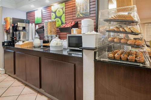 La Quinta Inn by Wyndham San Antonio I-35 N at Toepperwein - image 3