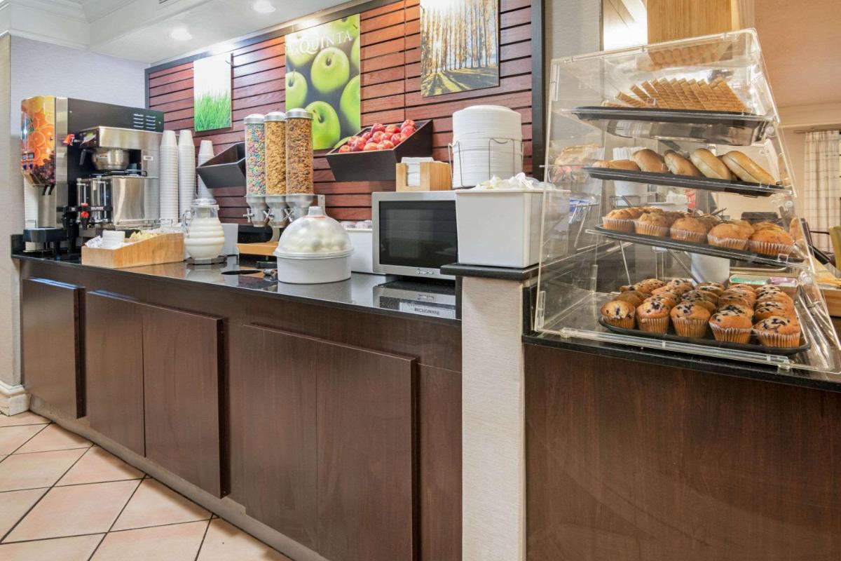 La Quinta Inn by Wyndham San Antonio I-35 N at Toepperwein - image 3