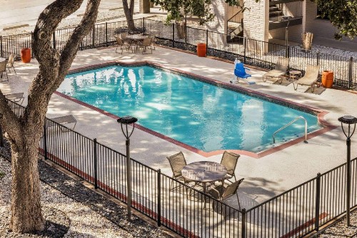 La Quinta Inn by Wyndham San Antonio I-35 N at Toepperwein - image 30