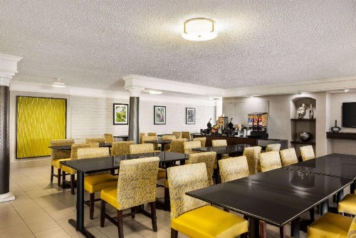 La Quinta Inn by Wyndham San Antonio I-35 N at Toepperwein - image 31