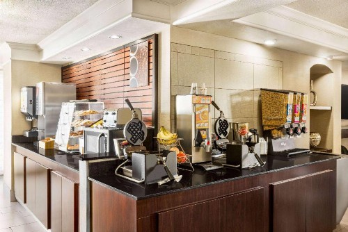 La Quinta Inn by Wyndham San Antonio I-35 N at Toepperwein - image 32