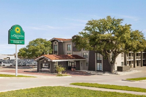 La Quinta Inn by Wyndham San Antonio I-35 N at Toepperwein - image 4