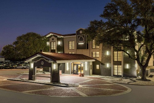 La Quinta Inn by Wyndham San Antonio I-35 N at Toepperwein - image 5