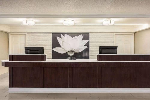 La Quinta Inn by Wyndham San Antonio I-35 N at Toepperwein - image 6