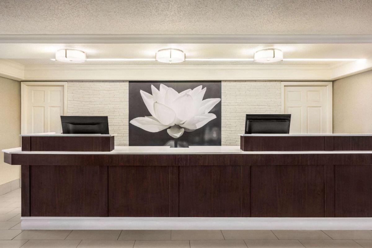 La Quinta Inn by Wyndham San Antonio I-35 N at Toepperwein - image 6