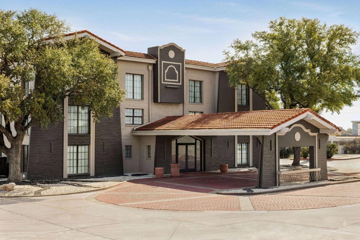 La Quinta Inn by Wyndham San Antonio I-35 N at Toepperwein - image 7
