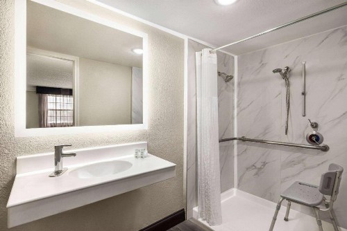 La Quinta Inn by Wyndham San Antonio I-35 N at Toepperwein - image 8