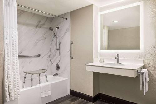 La Quinta Inn by Wyndham San Antonio I-35 N at Toepperwein - image 9
