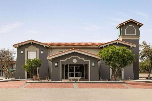 La Quinta Inn by Wyndham San Antonio Vance Jackson - image 2